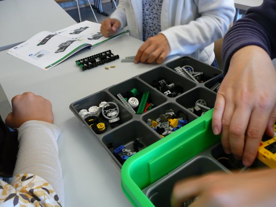 Foto: M. Oelinger / Legokurs auf der informatica feminale Kasten mit Lego-Teilen
