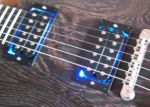 Showtime! LEDs bei den Gitarrensaiten
