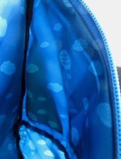 Innen gibt es ein Muster aus Wolken und Ballons Bild Tascheninnenseite
