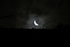Mond am Nachthimmel über Dächern