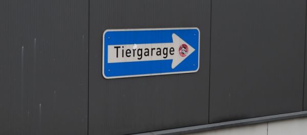 Tiefgaragenschild im Style eines Einbahnstraßenschilds, es steht Tiergarage statt Tiefgarage darauf