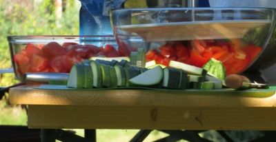 Buntes Gemüse in Schüsseln auf dem Gartentisch