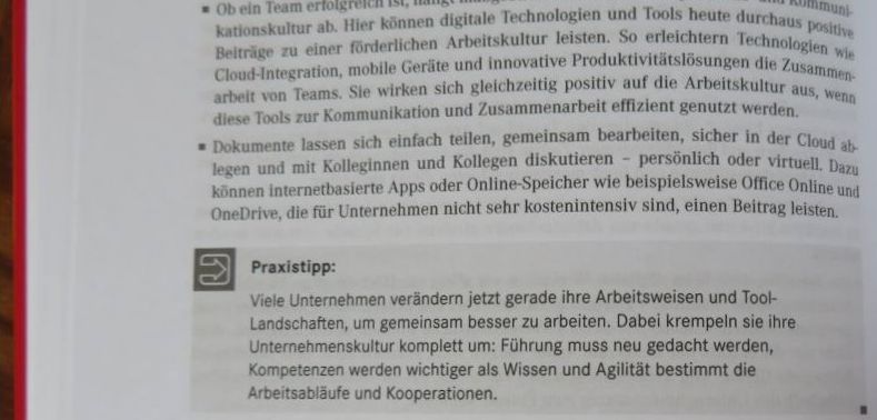 Inhaltsseite - Zitat: 'Praxistipp: Viele Unternehmen verändern jetzt gerade ihre Arbeitsweisen und Tool-Landschaften, um gemeinsam besser zu arbeiten. Dabei krempeln sie ihre Unternehmenskultur komplett um: Führung muss neu gedacht werden, Kompetenzen werden wichtiger als Wissen und Agilität bestimmt die Arbeitsabläufe und Kooperationen.' 