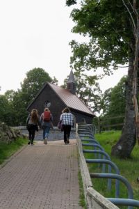 3 Teilnehmerinnen ersteigen den Kirchberg