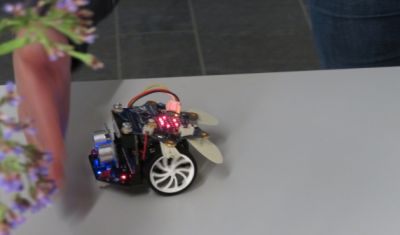 Kleiner Roboter mit LED-Feld und Pappöhrchen