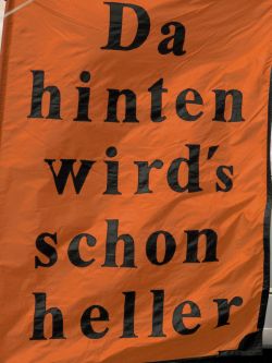 Fahne mit Text: Da hinten wird's schon heller