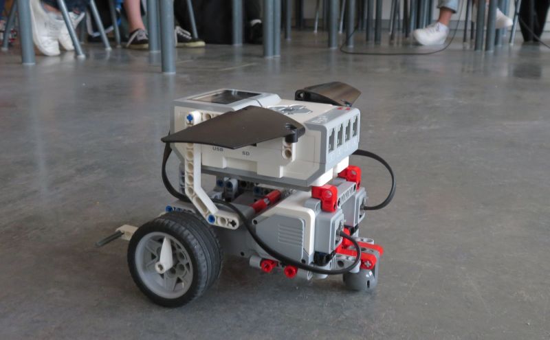 Lego-Roboter auf Fußboden