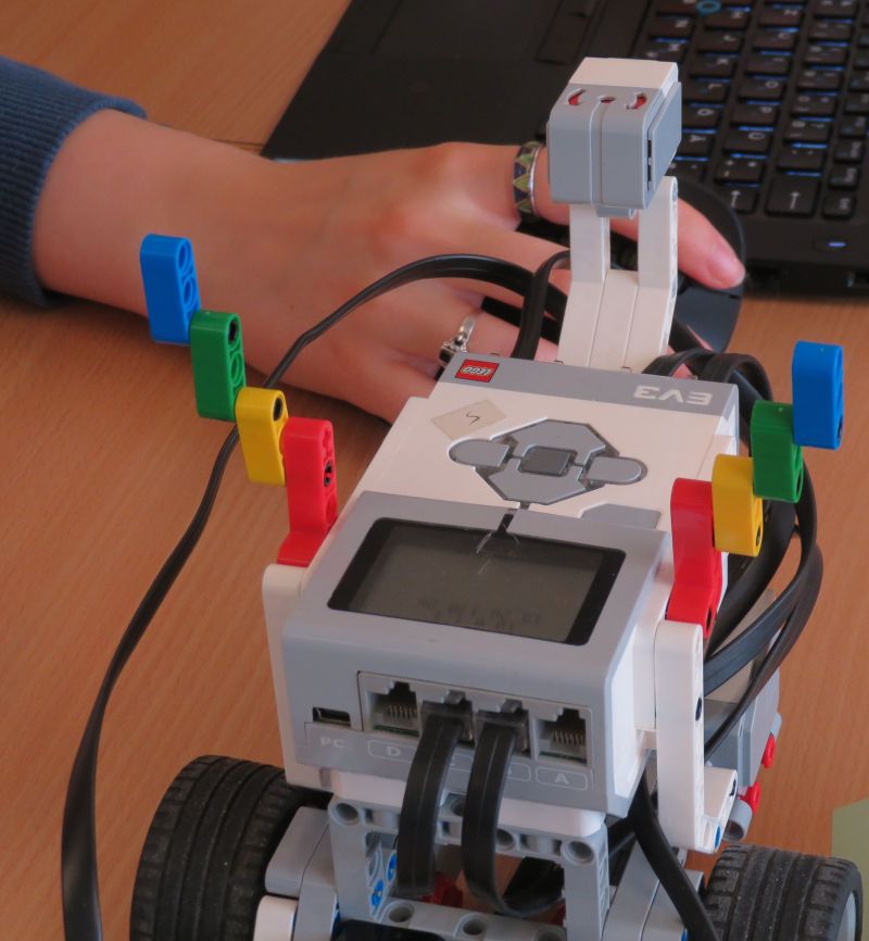 Lego-Roboter auf dem Tisch, neben der Tastatur