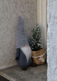 Wichtel in der Hausecke, neben Mini-Bäumchen