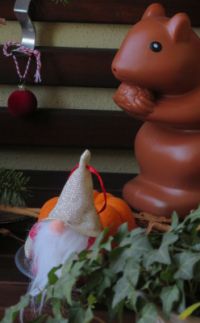 Wichtel mit Deko-Eichhörnchen