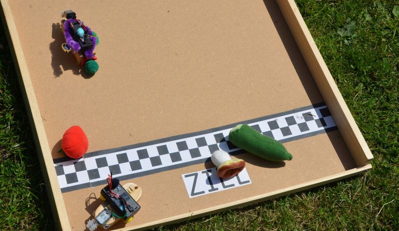 Hierhin! Zielgerade (Holzbrett)